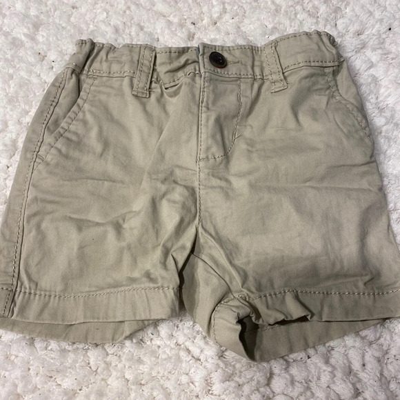 T baby boys OshKosh Bgosh. solid beige shorts size 18 mos - Picture 1 of 3